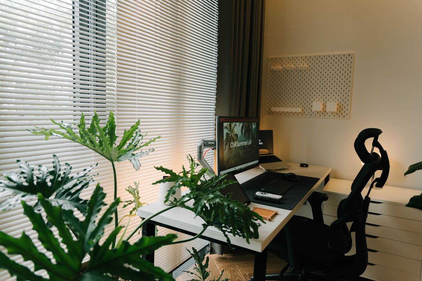 Domowe stanowisko pracy z ergonomicznym krzesłem i monitorem przy oknie